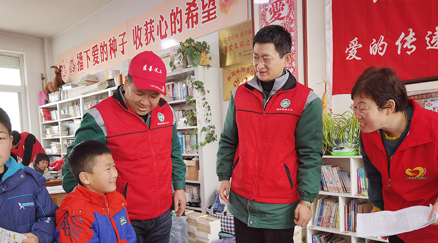 穿新衣領(lǐng)文具盲盒！棲霞市20名孩子收到“新年心愿 ”禮物